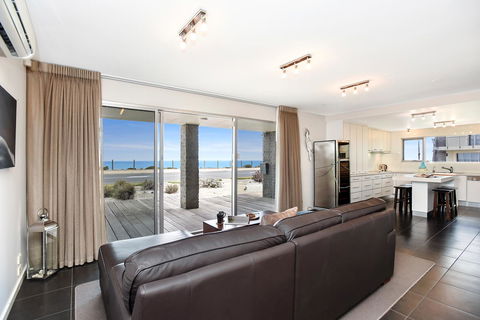 Esplanade Escape - Redcliffe Tourism 1