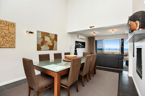 Esplanade Escape - Redcliffe Tourism 20