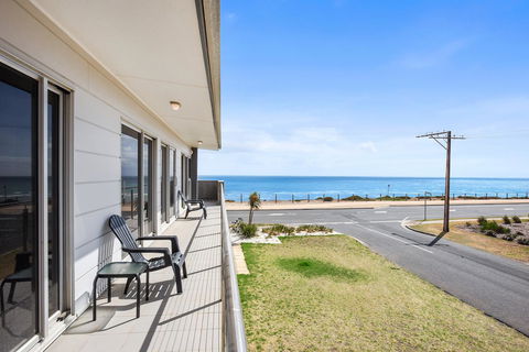 Esplanade Escape - Redcliffe Tourism 10