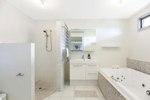 Esplanade Escape - Redcliffe Tourism 22