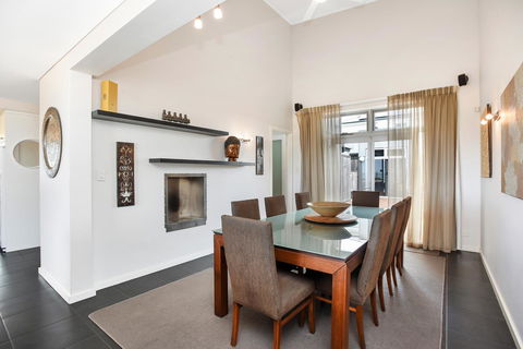 Esplanade Escape - Redcliffe Tourism 21