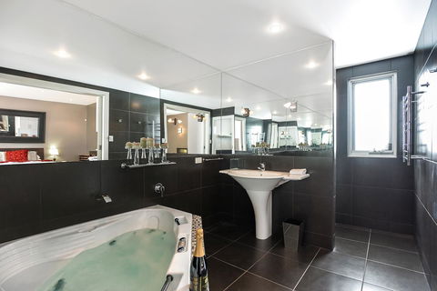 Esplanade Escape - Redcliffe Tourism 7