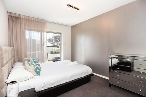 Esplanade Escape - Redcliffe Tourism 13