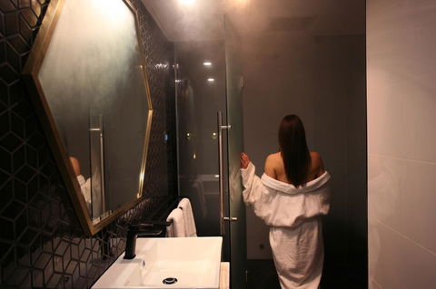 Ellen Hotel - Redcliffe Tourism 6