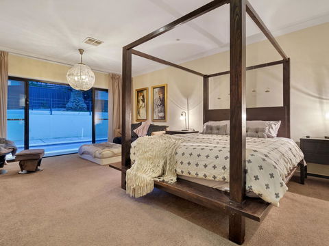 City-Barossa Gateway - Redcliffe Tourism 0