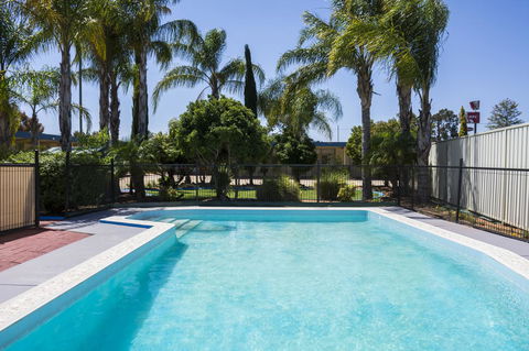 Renmark Motor Inn - Redcliffe Tourism 1