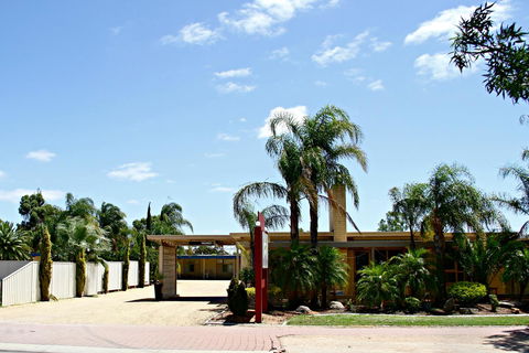 Renmark Motor Inn - Redcliffe Tourism 12