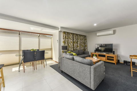 City Four Apartment - Redcliffe Tourism 2
