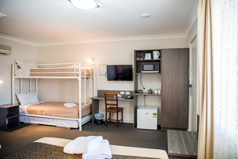 Lilac City Motor Inn & Steakhouse - Redcliffe Tourism 3