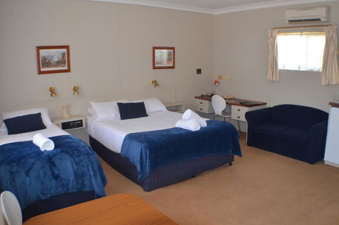 Deer Park Motor Inn Armidale - Redcliffe Tourism 1