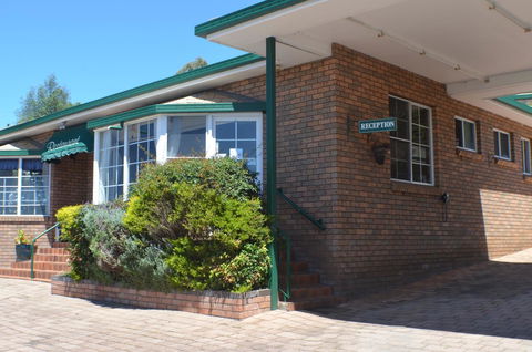 Deer Park Motor Inn Armidale - Redcliffe Tourism 24