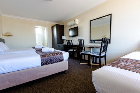 Abcot Inn - Redcliffe Tourism 2