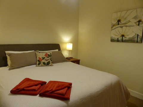Andy\'s Accommodation - Redcliffe Tourism 0