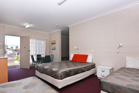 Motel Poinsettia - Redcliffe Tourism 21