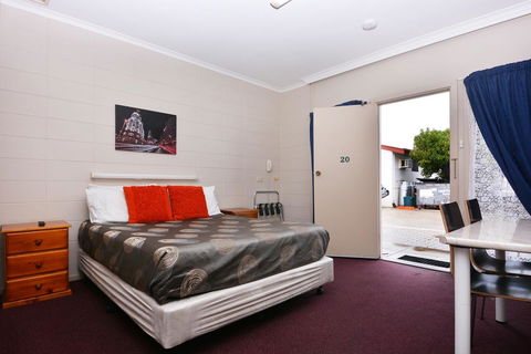 Motel Poinsettia - Redcliffe Tourism 3