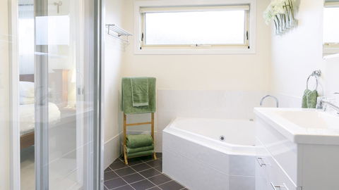 One Tree Bed And Breakfast - Redcliffe Tourism 9