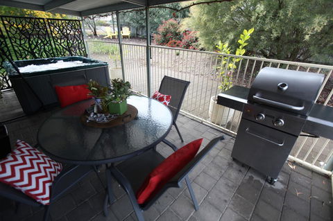 One Tree Bed And Breakfast - Redcliffe Tourism 3