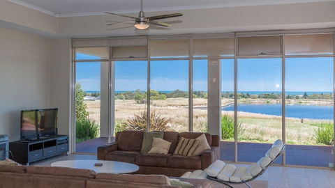 Golfers Paradise (18th Tee) - 52 Huntingdale Drive - Redcliffe Tourism 15