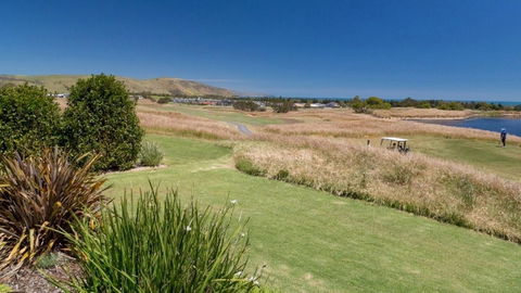 Golfers Paradise (18th Tee) - 52 Huntingdale Drive - Redcliffe Tourism 13