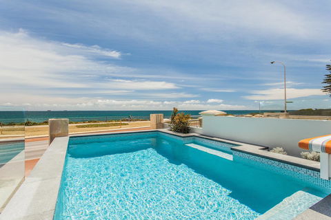Cottesloe Beach House I - Redcliffe Tourism 2