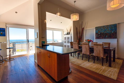 Cottesloe Beach House I - Redcliffe Tourism 12