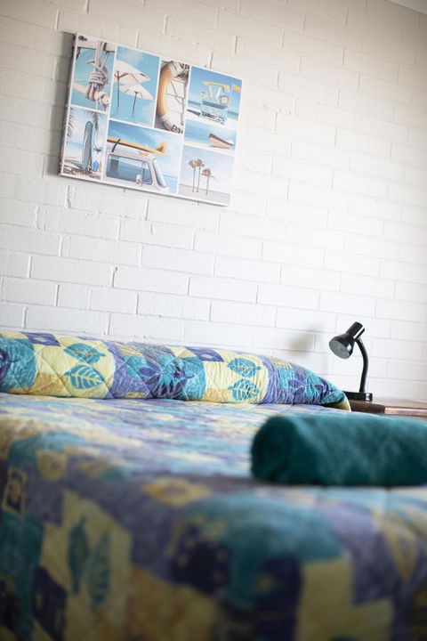 Shark Bay Seafront Apartments - Redcliffe Tourism 40