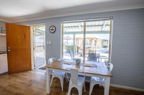 Shark Bay Seafront Apartments - Redcliffe Tourism 3