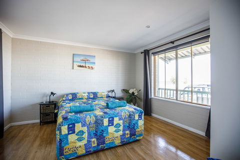 Shark Bay Seafront Apartments - Redcliffe Tourism 31