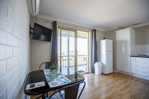 Shark Bay Seafront Apartments - Redcliffe Tourism 23