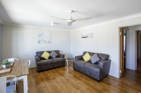 Shark Bay Seafront Apartments - Redcliffe Tourism 14