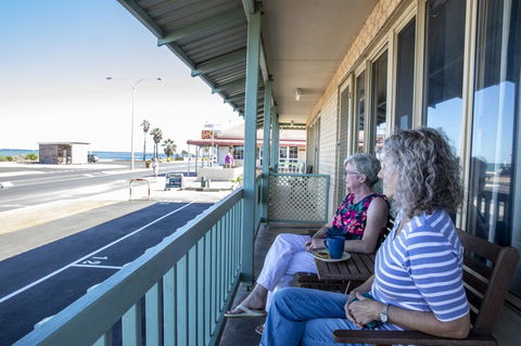 Shark Bay Seafront Apartments - Redcliffe Tourism 19