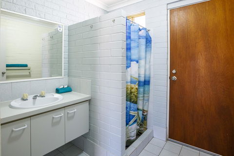 Shark Bay Seafront Apartments - Redcliffe Tourism 10