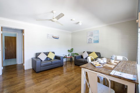 Shark Bay Seafront Apartments - Redcliffe Tourism 41