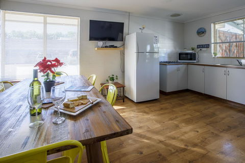 Shark Bay Seafront Apartments - Redcliffe Tourism 37