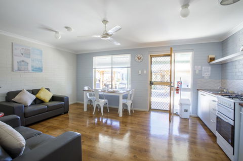 Shark Bay Seafront Apartments - Redcliffe Tourism 12