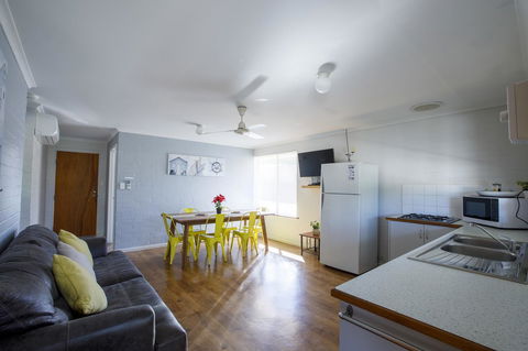 Shark Bay Seafront Apartments - Redcliffe Tourism 39