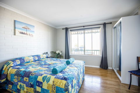 Shark Bay Seafront Apartments - Redcliffe Tourism 29