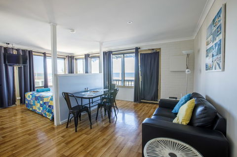 Shark Bay Seafront Apartments - Redcliffe Tourism 34