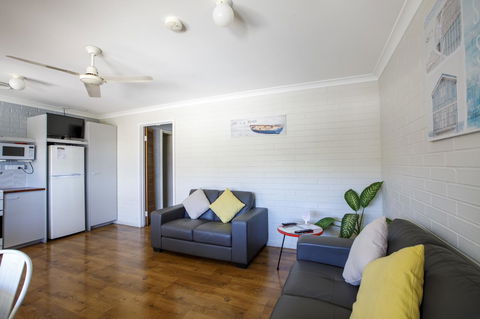 Shark Bay Seafront Apartments - Redcliffe Tourism 8