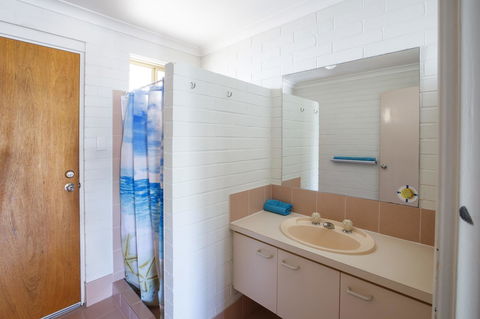 Shark Bay Seafront Apartments - Redcliffe Tourism 13