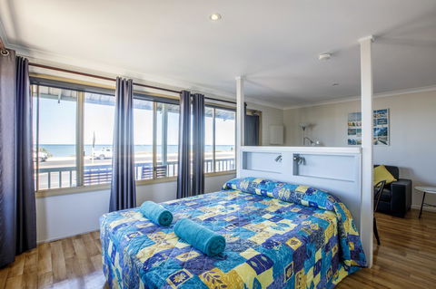 Shark Bay Seafront Apartments - Redcliffe Tourism 16