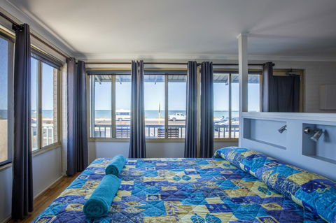 Shark Bay Seafront Apartments - Redcliffe Tourism 35