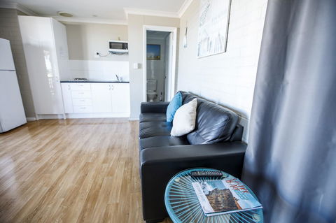 Shark Bay Seafront Apartments - Redcliffe Tourism 30