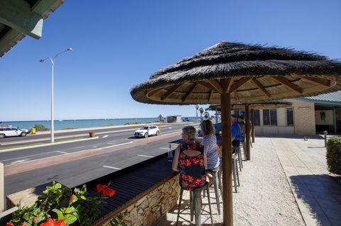 Shark Bay Seafront Apartments - Redcliffe Tourism 38