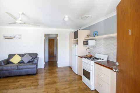Shark Bay Seafront Apartments - Redcliffe Tourism 11