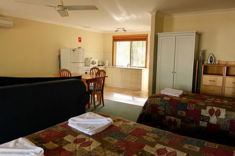 Travellers Rest Motel - Redcliffe Tourism 14