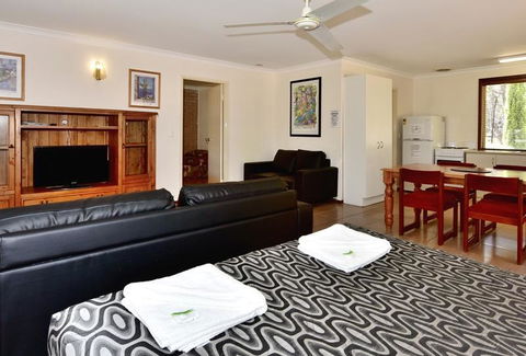 Travellers Rest Motel - Redcliffe Tourism 3