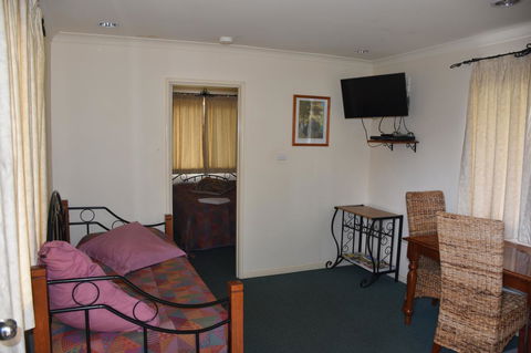 Mount Barker Valley Views Motel & Chalets, Western Australia - Redcliffe Tourism 36
