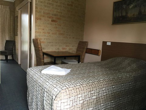 Mount Barker Valley Views Motel & Chalets, Western Australia - Redcliffe Tourism 8
