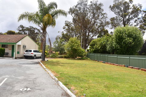 Mount Barker Valley Views Motel & Chalets, Western Australia - Redcliffe Tourism 21